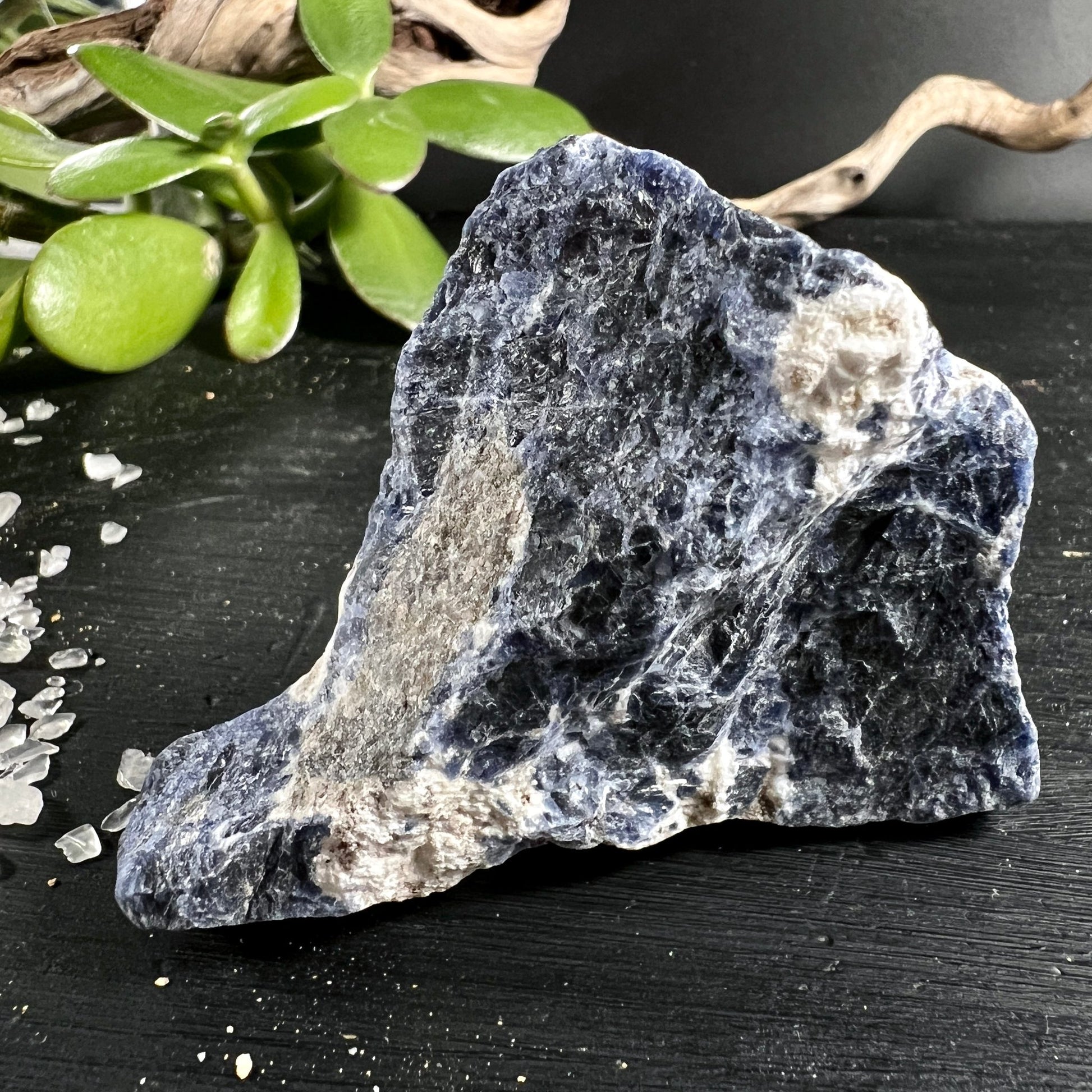 Sodalith Rohstein C Brasilien | intensive blaue Matrix | weisse Calcit Streifen | naturbelassen | Happy Minerals