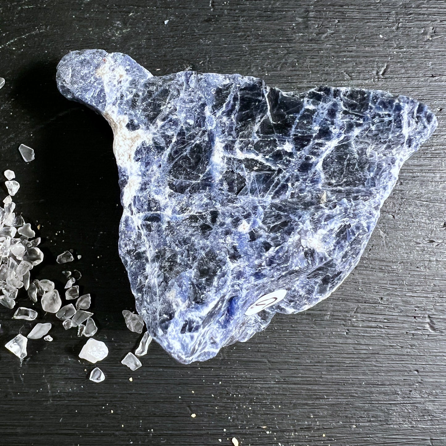 Sodalith Rohstein D Brasilien | tiefblaue Grundfarbe | weisse Aederung | unpolierte Oberflaeche | Happy Minerals