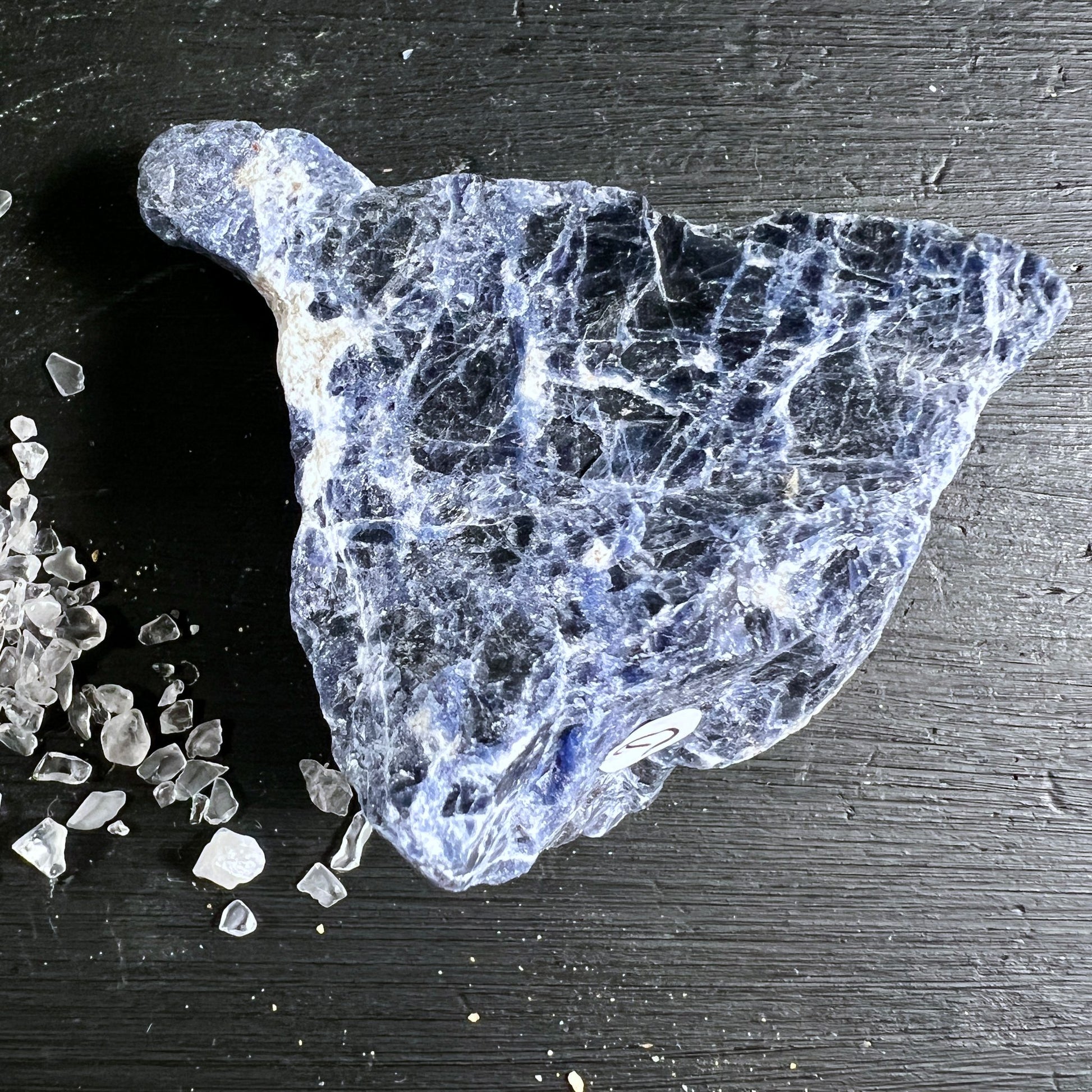 Sodalith Rohstein D Brasilien | tiefblaue Grundfarbe | weisse Aederung | unpolierte Oberflaeche | Happy Minerals