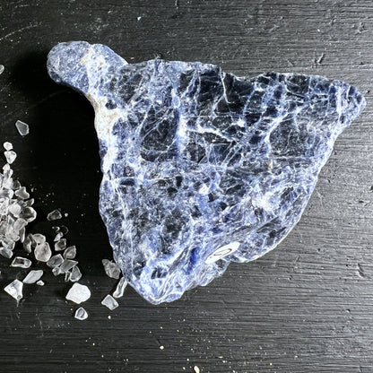 Sodalith Rohstein D Brasilien | tiefblaue Grundfarbe | weisse Aederung | unpolierte Oberflaeche | Happy Minerals