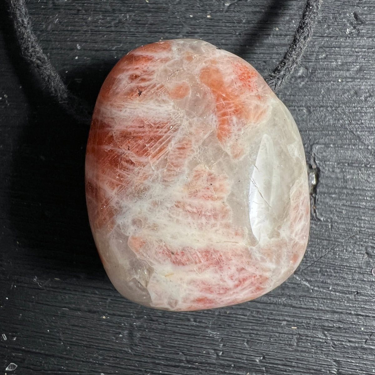 Sonnenstein | Unikat | Detailansicht | warme | Farbspiele | natürliche | Maserung | Happy Minerals