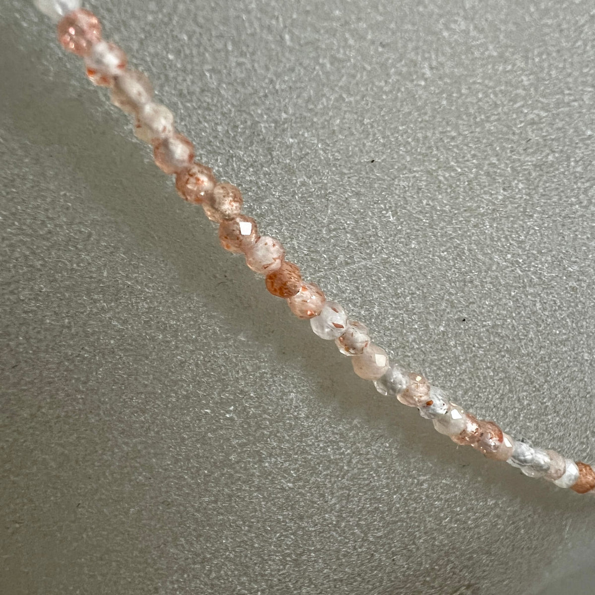Sonnenstein | Makroaufnahme | glitzernde Perlen | warme Orangetöne | Detailansicht | Happy Minerals