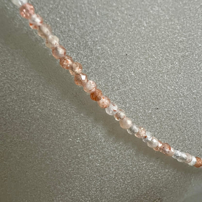 Sonnenstein | Makroaufnahme | glitzernde Perlen | warme Orangetöne | Detailansicht | Happy Minerals
