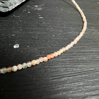 Sonnenstein | Nahaufnahme | facettierte Perlen | changierend | orange-weiß | Unikat | Happy Minerals