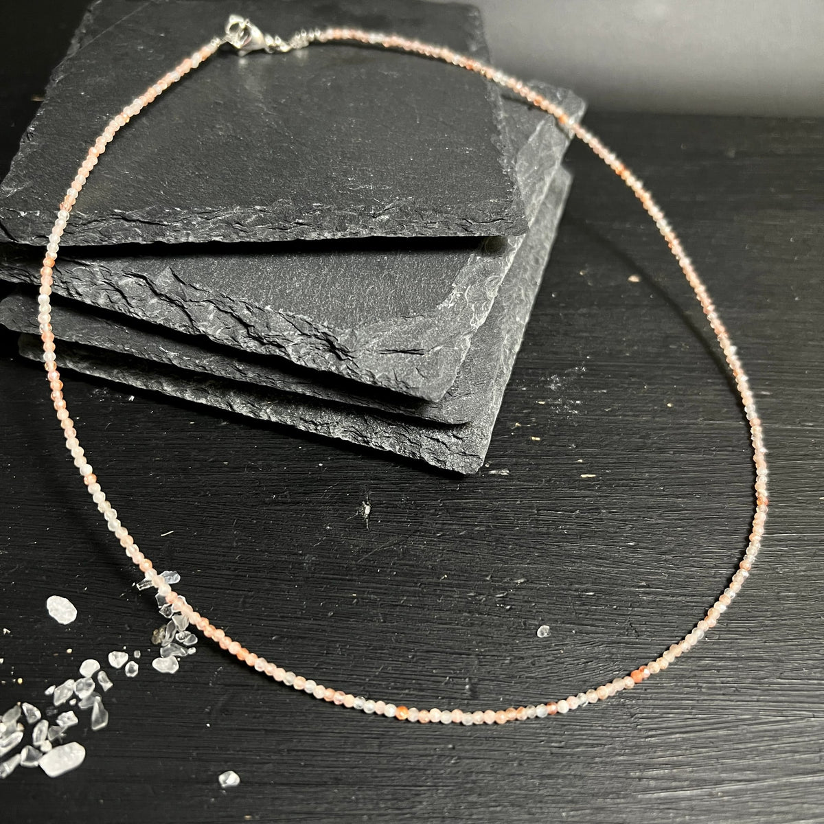 Sonnenstein | Halskette | zarte Perlen | apricot-rosé | Schiefer-Deko | Unikat | Happy Minerals