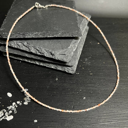 Sonnenstein | Halskette | zarte Perlen | apricot-rosé | Schiefer-Deko | Unikat | Happy Minerals