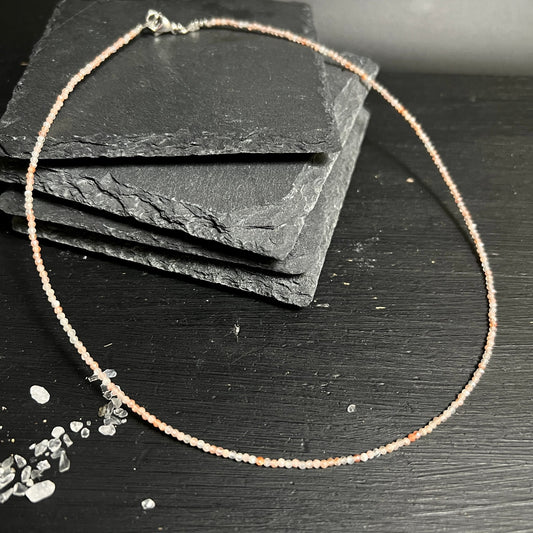 Sonnenstein | Halskette | zarte Perlen | apricot-rosé | Schiefer-Deko | Unikat | Happy Minerals