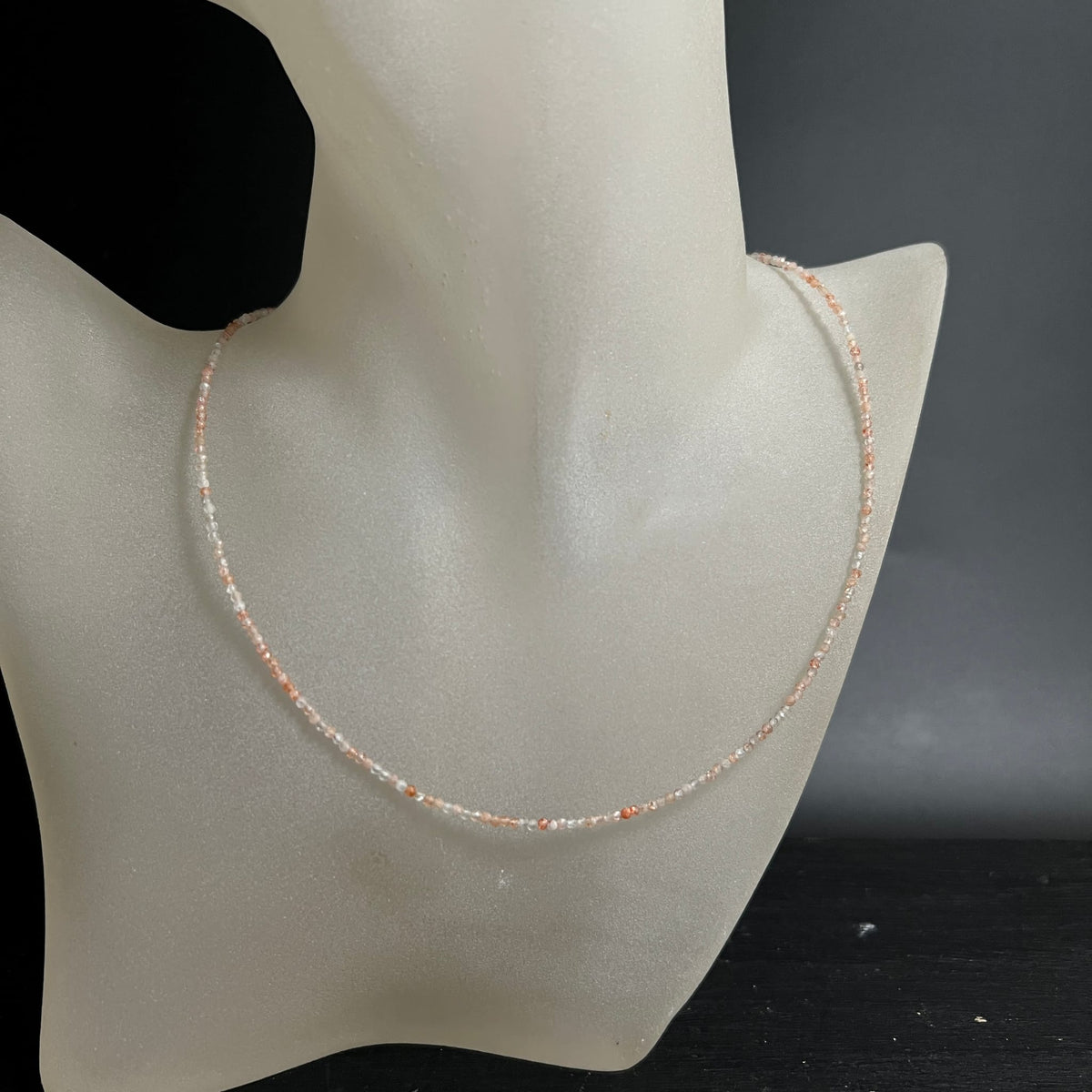 Sonnenstein | Halskette | an Schmuckbüste | elegant getragen | apricot-weißer Verlauf | Happy Minerals