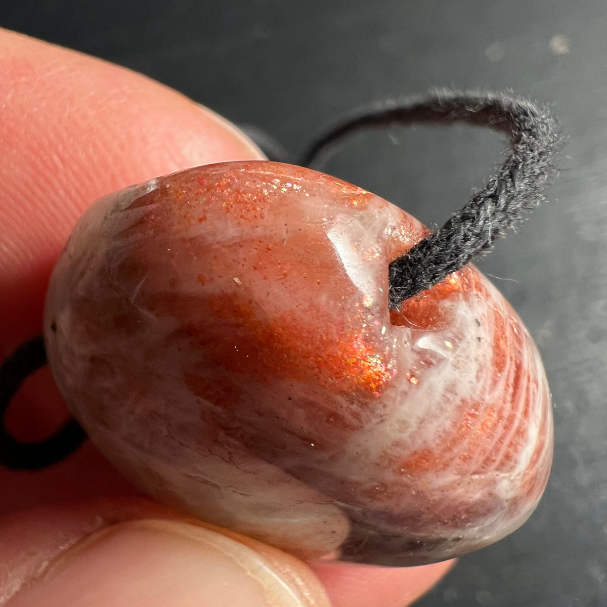 Sonnenstein | Makroaufnahme | Bohrloch | schimmernde | Einschlüsse | Band | Happy Minerals