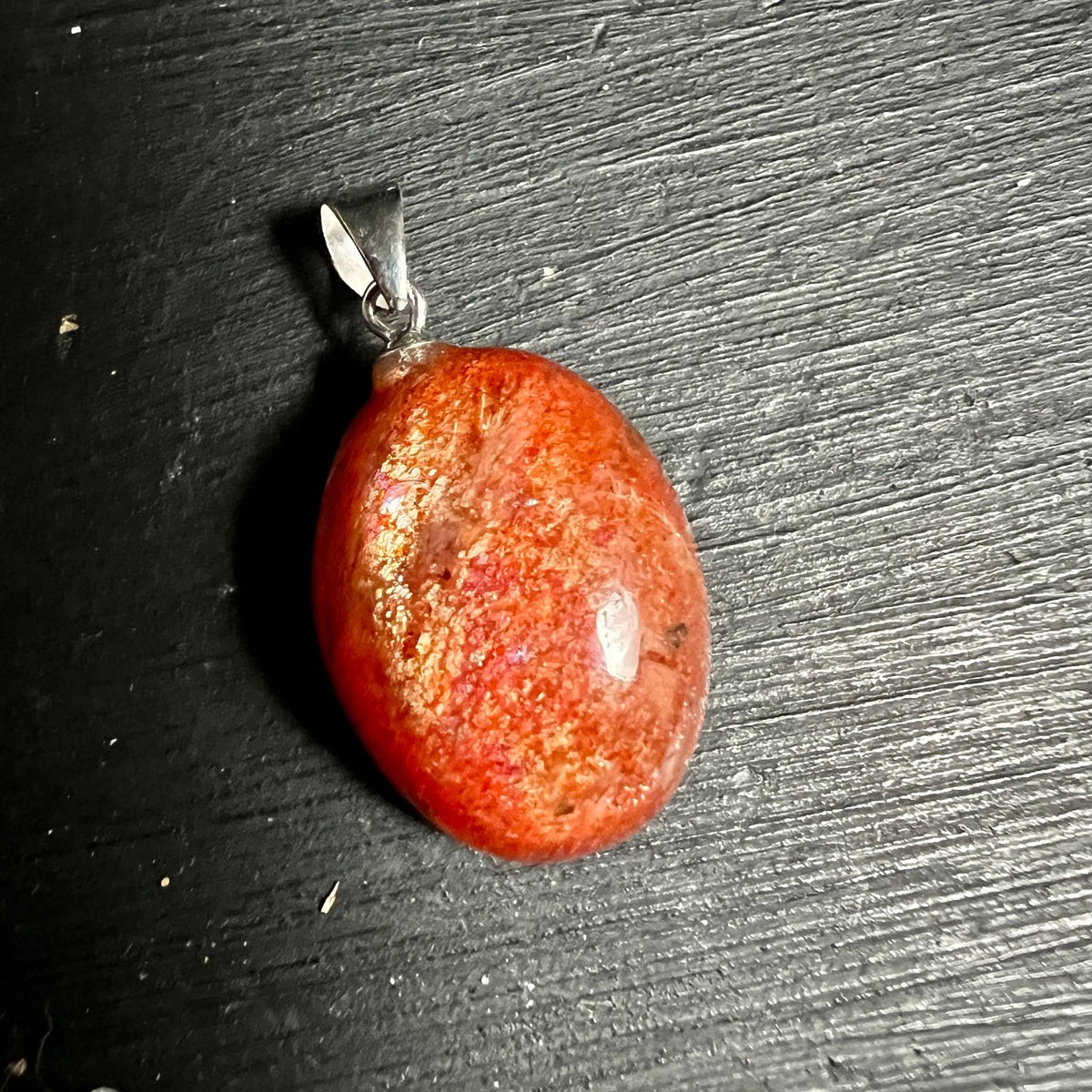 Sonnenstein | Unikat | ovaler Anhänger | warmes Orange-Rot | funkelnde Einschlüsse | Happy Minerals