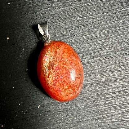 Sonnenstein | Unikat | ovaler Anhänger | warmes Orange-Rot | funkelnde Einschlüsse | Happy Minerals