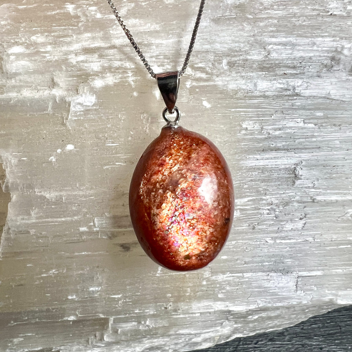 Sonnenstein Unikat | an Silberkette | glänzende Oberfläche | goldene Schimmer | Happy Minerals