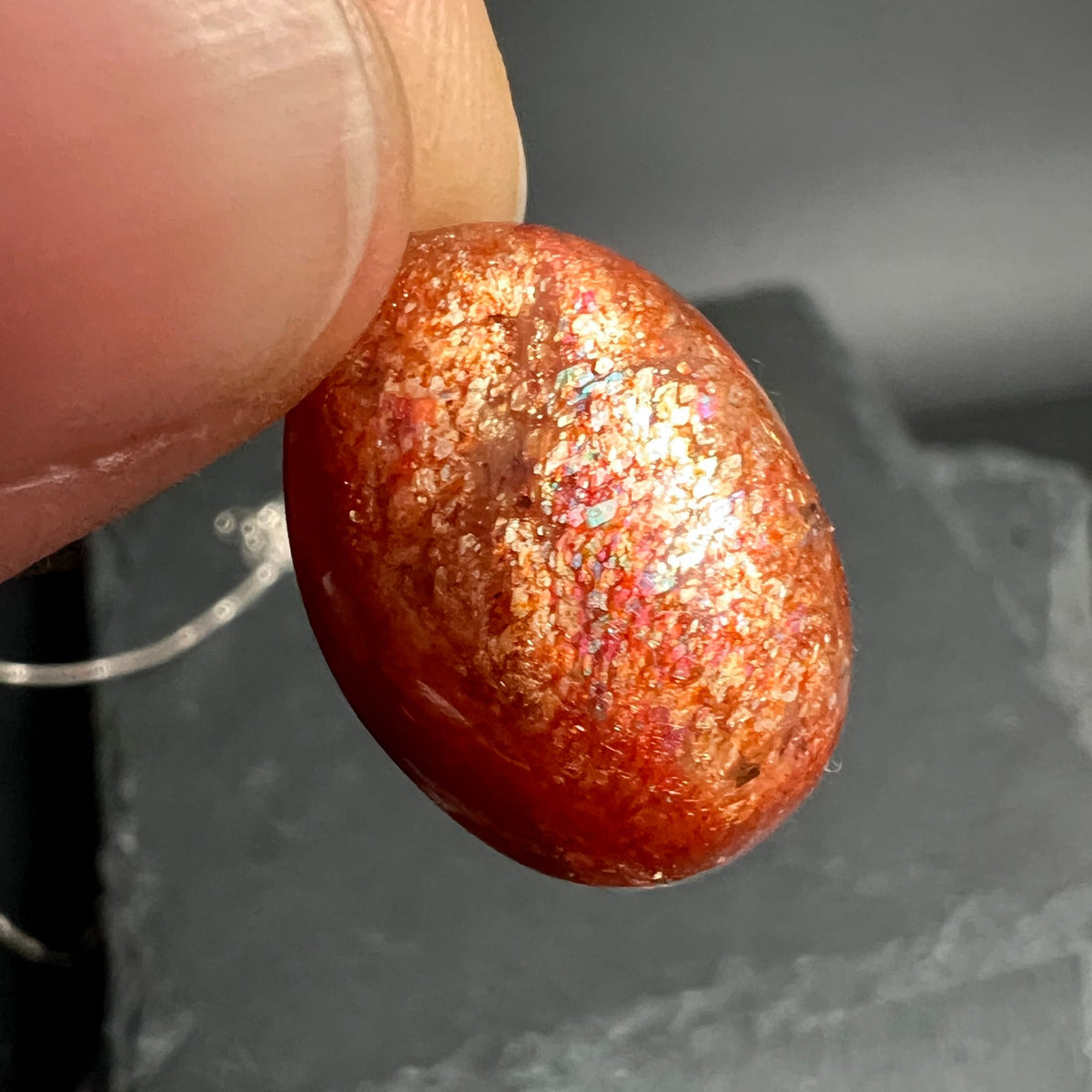 Sonnenstein Unikat | Makroaufnahme | rötlich-goldener Glitzer | natürliche Textur | Happy Minerals