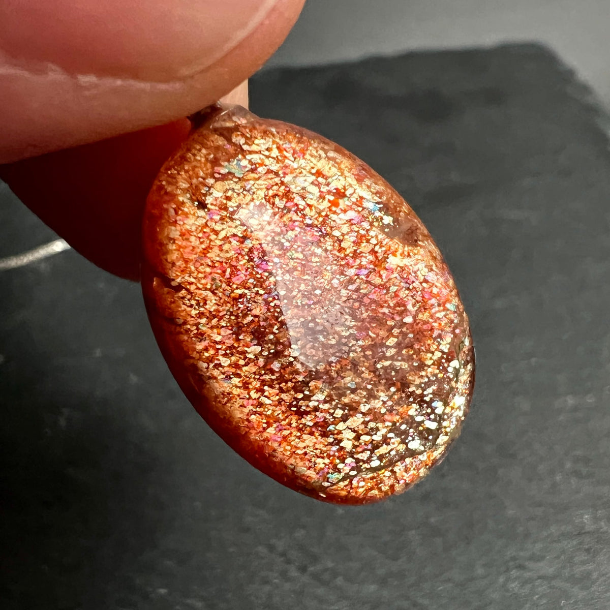 Sonnenstein | Unikat Nahaufnahme | funkelnde Schillereffekte | in der Hand gehalten | Happy Minerals