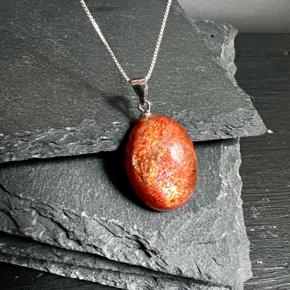 Sonnenstein | Unikat auf Schiefer | changierende Farben | elegante Fassung | Happy Minerals