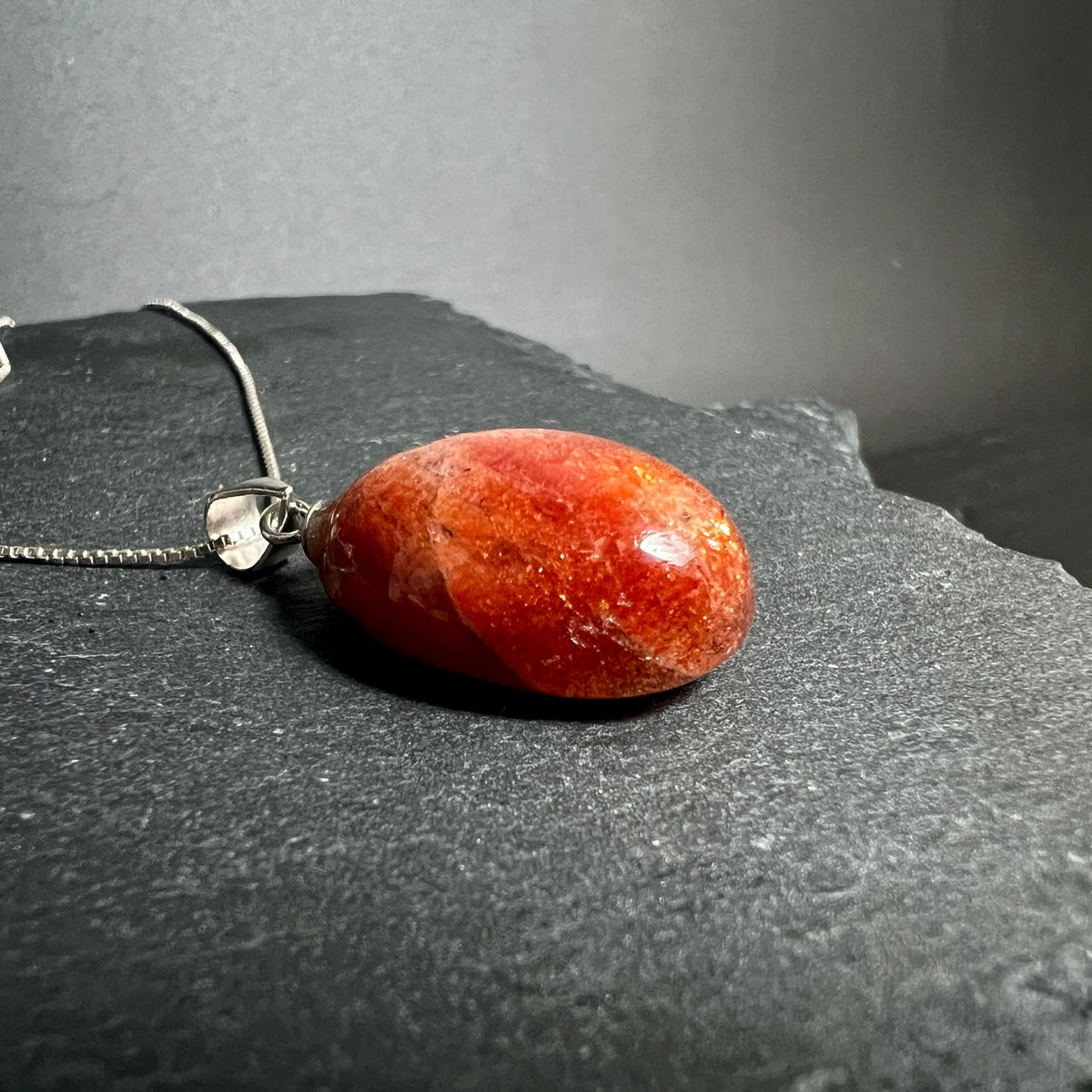 Sonnenstein Unikat | Seitenansicht | tiefrote Nuancen | Silberöse | glatte Politur | Happy Minerals