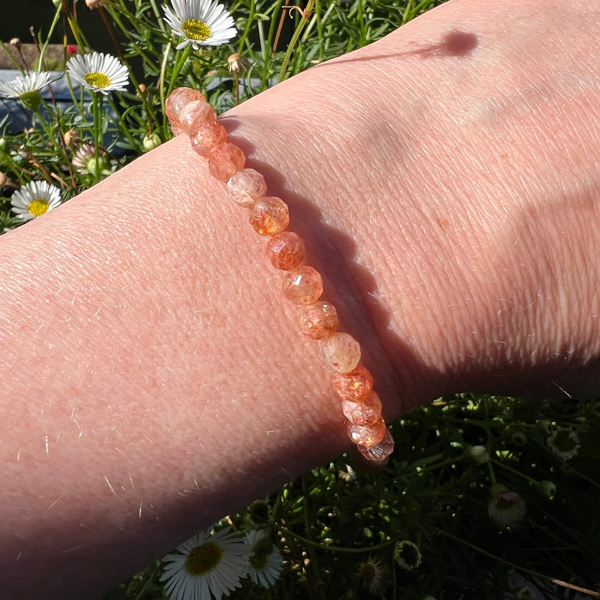 Sonnenstein Tansania | 4mm Armband facettiert | am Handgelenk | Gänseblümchen | zarter Pfirsichton | Happy Minerals