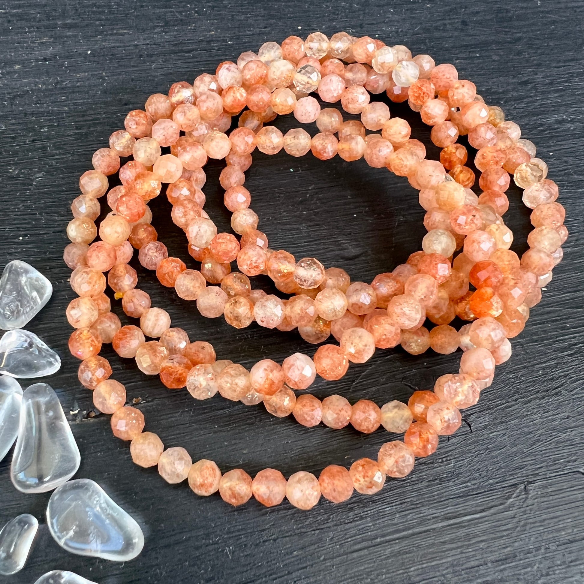 Sonnenstein Tansania | 4mm facettiert | Perlenstrang gerollt | schwarzer Untergrund | warmes Pfirsichorange | Happy Minerals