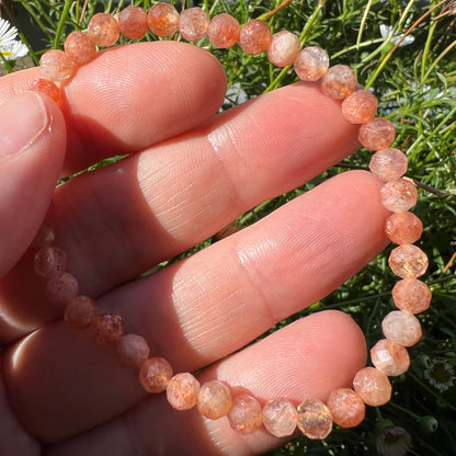 Sonnenstein Tansania | 4mm Armband facettiert | zwei Armbänder in der Hand | Größenvergleich | sanftes Orange | Happy Minerals