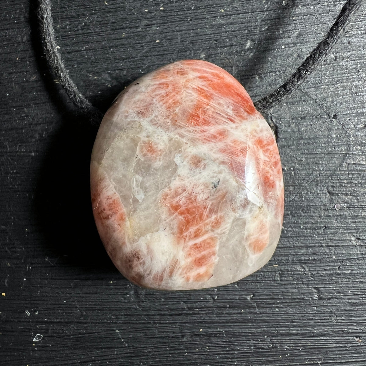 Sonnenstein | Tropfenanhänger | Holzuntergrund | orange-beige | Textur | Band | Happy Minerals