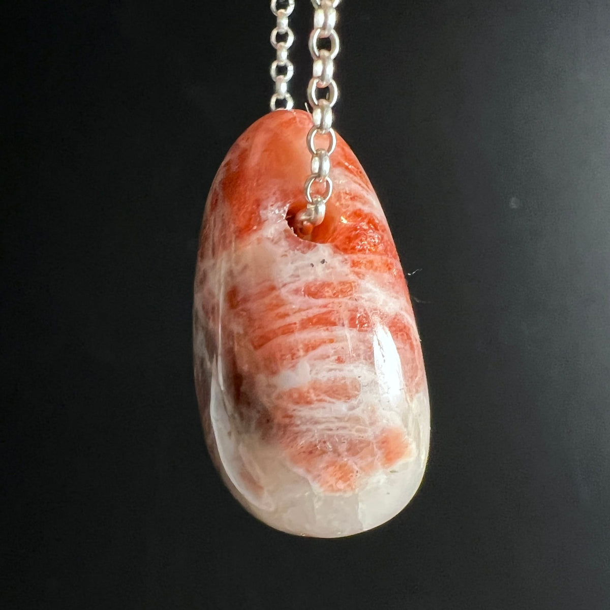 Sonnenstein | Tropfenform | Seitenansicht | warme | Orangetöne | Glanzlicht | Happy Minerals