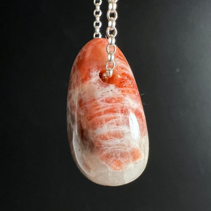 Sonnenstein | Tropfenform | Seitenansicht | warme | Orangetöne | Glanzlicht | Happy Minerals