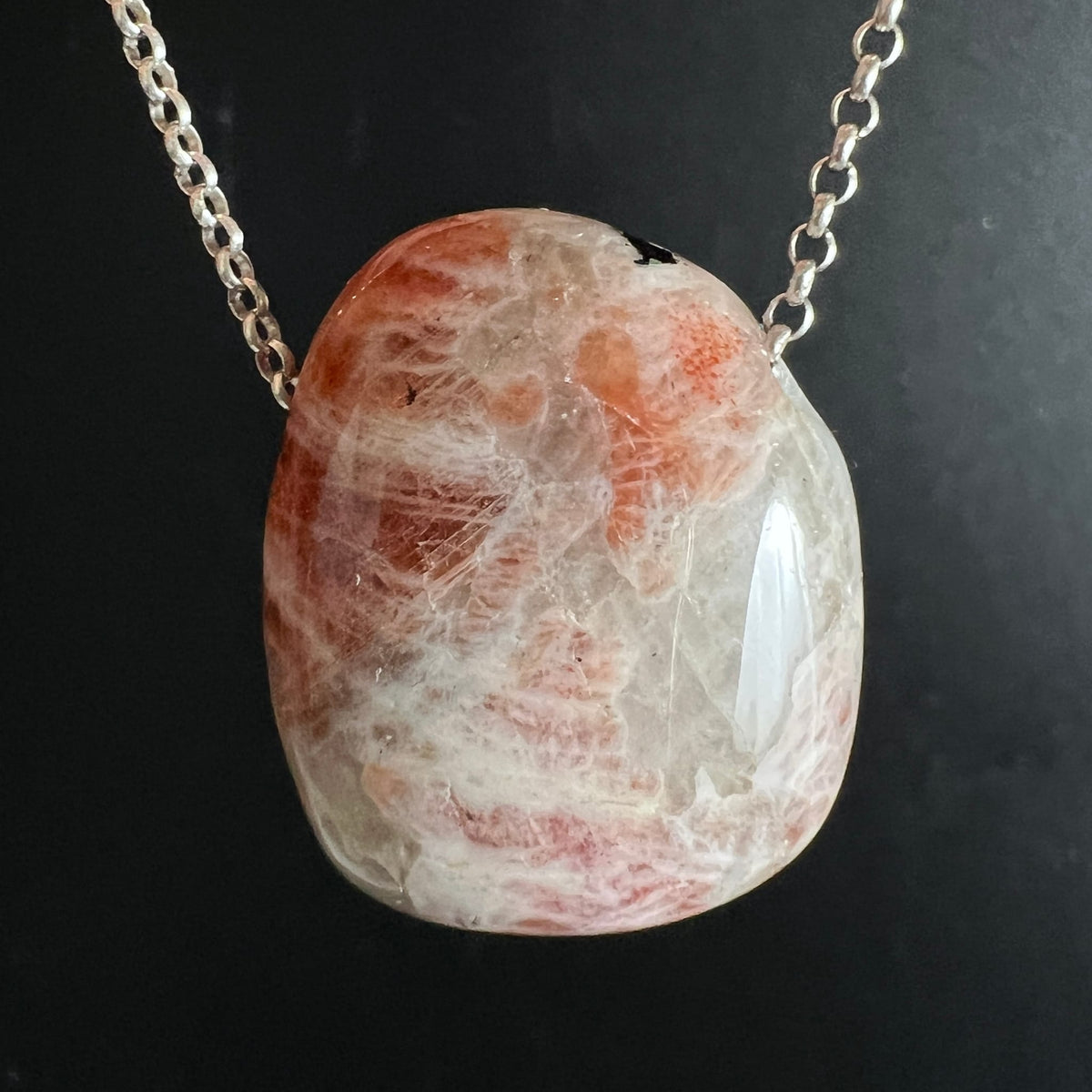 Sonnenstein | Unikat | rundliche | Form | zarte | Streifenmuster | Silberkette | Happy Minerals