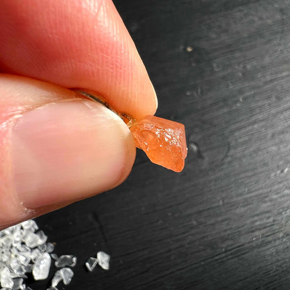 Spessartin Anhaenger mit natuerlicher Kristallflaeche Nahaufnahme