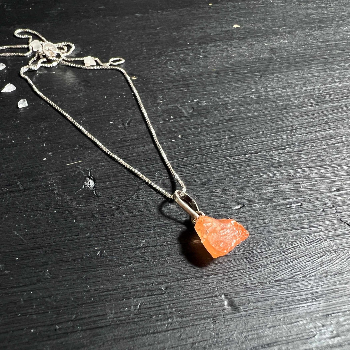 Spessartin Anhaenger kombiniert mit feiner Silberkette Styling