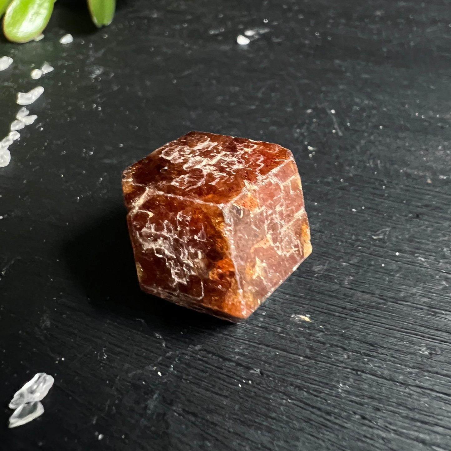 Spessartin Mali braun | Granat Rohkristall Seitenansicht | warme Brauntöne | natürliche Oberfläche | Happy Minerals