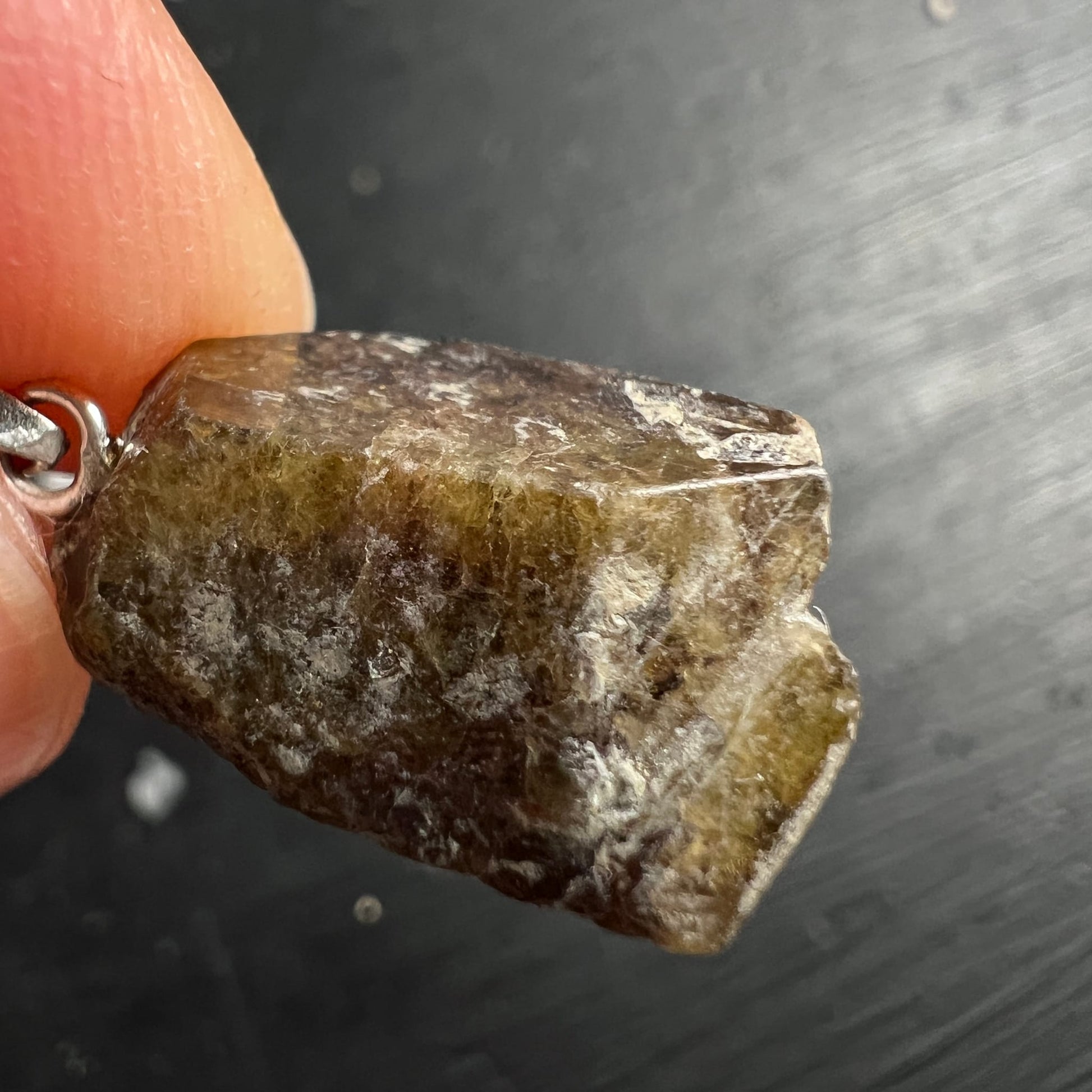 Sphen Titanit Rohkristall Anhänger, olivgrün-braun mit goldgelben Zonen, glänzende Spaltflächen, unregelmäßige Rohform, 925 Silberöse | Happy Minerals
