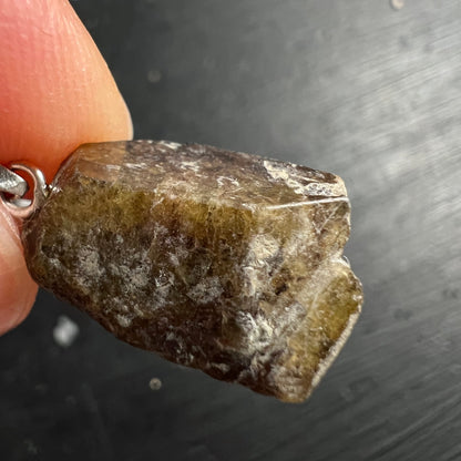 Sphen Titanit Rohkristall Anhänger, olivgrün-braun mit goldgelben Zonen, glänzende Spaltflächen, unregelmäßige Rohform, 925 Silberöse | Happy Minerals