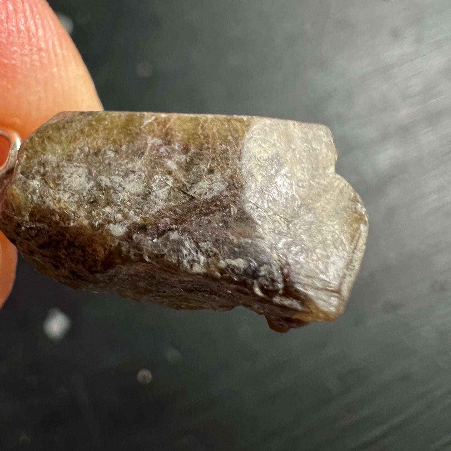 Sphen Rohkristall Anhänger, olivgrün-braun mit dunkelroten Zonen, matten Flächen und silbrig schimmernden Kanten, eckige Rohform | Happy Minerals