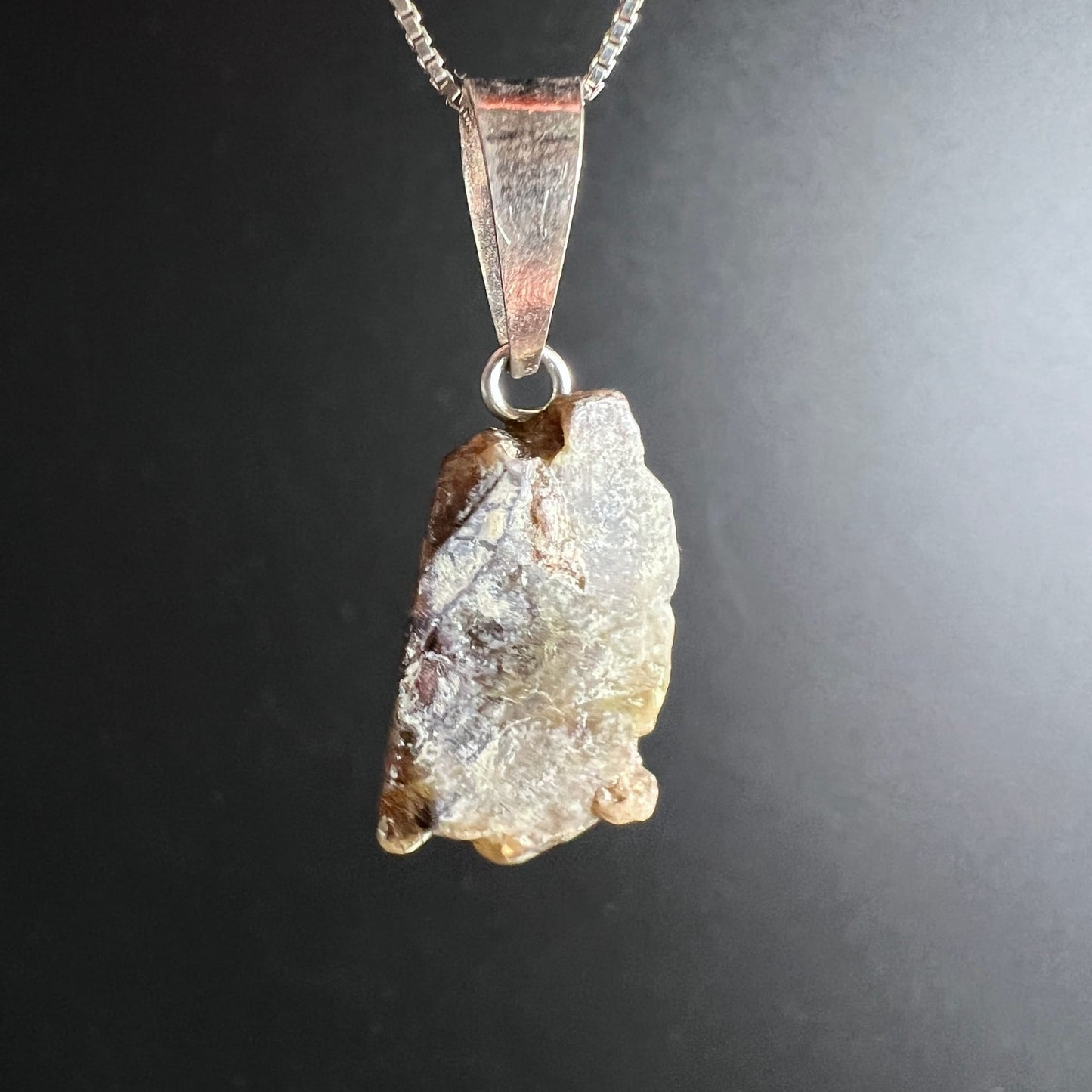Sphen Rohkristall cremig-weiss mit rotbraunen Schlieren, unregelmässige Rohform, Silberöse 925 | Happy Minerals