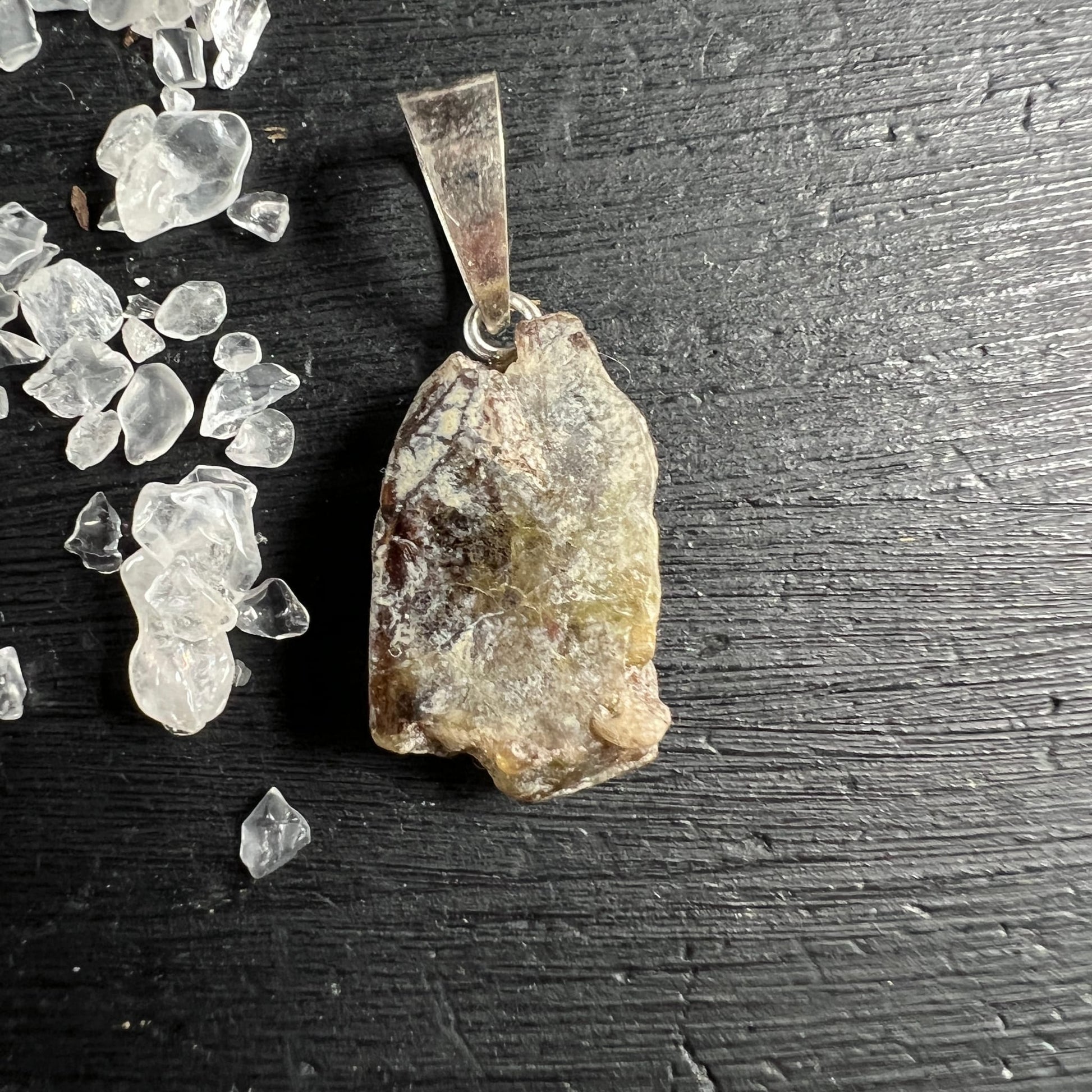 Sphen Rohkristall Anhänger, gelblich-grün mit rotbraunen Schlieren, raue Oberfläche, 925 Silberöse | Happy Minerals