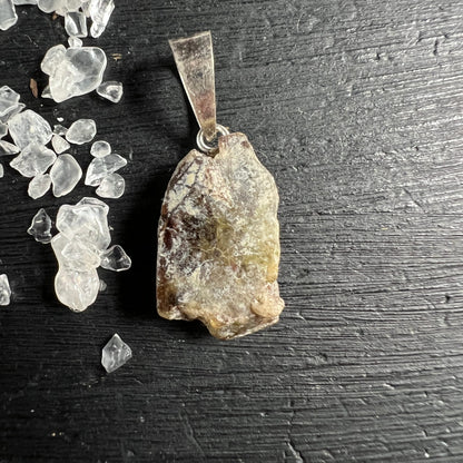 Sphen Rohkristall Anhänger, gelblich-grün mit rotbraunen Schlieren, raue Oberfläche, 925 Silberöse | Happy Minerals
