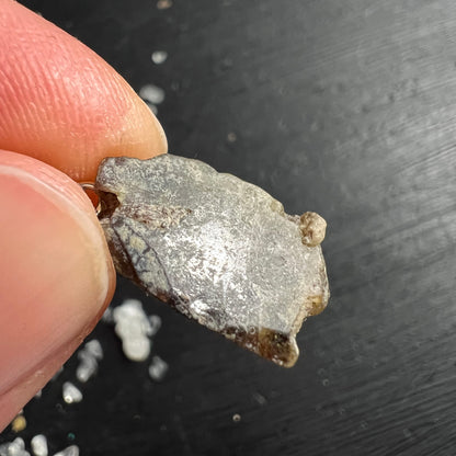 Sphen Rohkristall Anhänger, grau-silbrig mit rostbraunen Zonen, metallischem Glanz, unregelmässige Rohform, 925er Öse | Happy Minerals