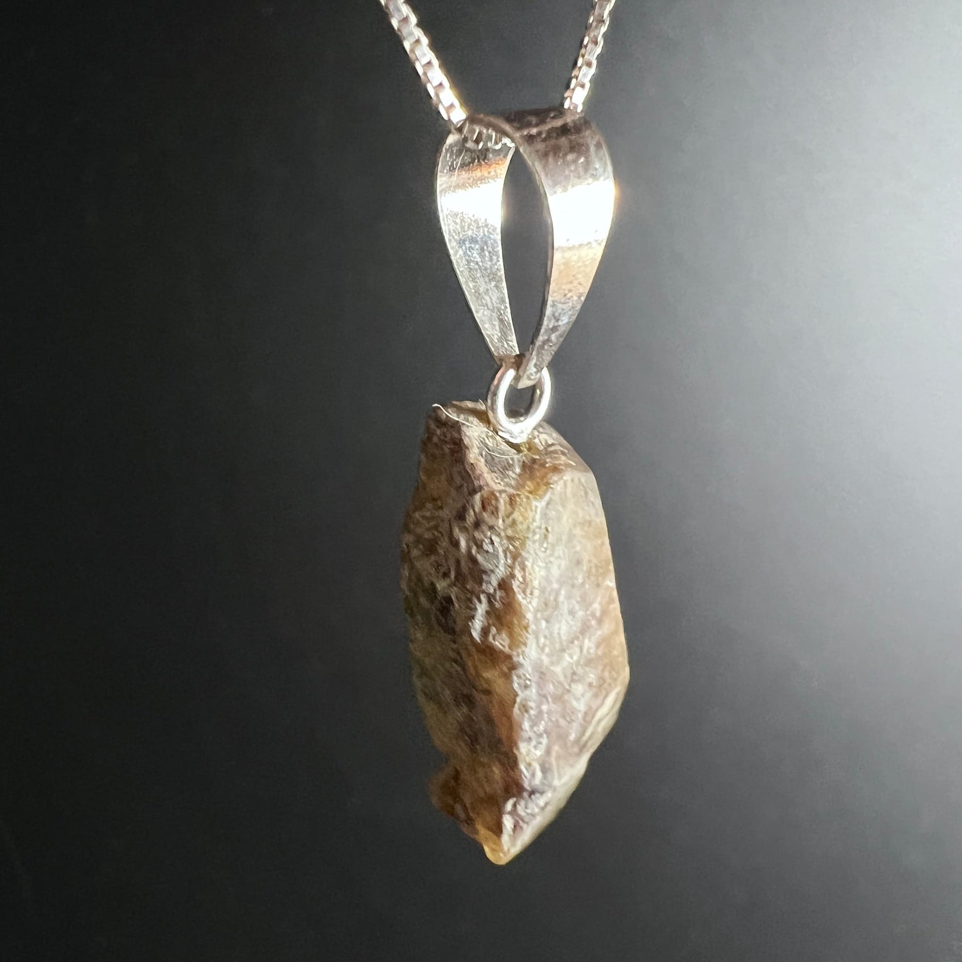 Sphen Rohkristall Anhänger, honiggelb-braun mit glänzenden Flächen, raue Naturform, 925 Silberöse | Happy Minerals