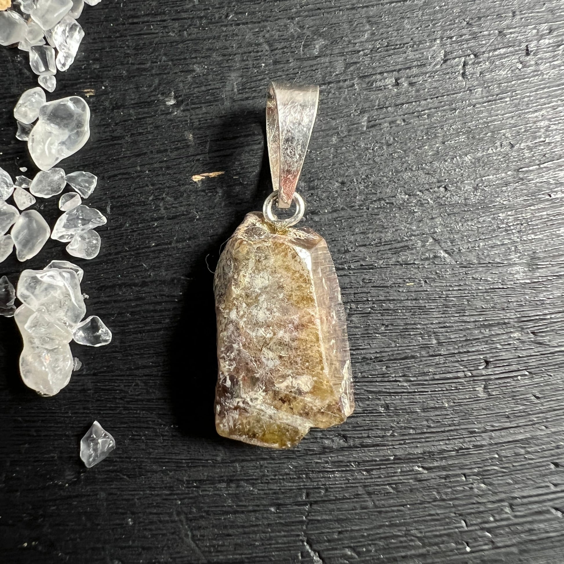 Sphen Rohkristall Anhänger, honiggelb-braun mit weisslichen Schlieren, natürliche Bruchflächen, silberne 925er Öse | Happy Minerals