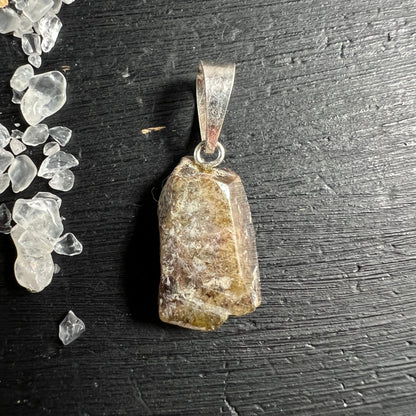 Sphen Rohkristall Anhänger, honiggelb-braun mit weisslichen Schlieren, natürliche Bruchflächen, silberne 925er Öse | Happy Minerals