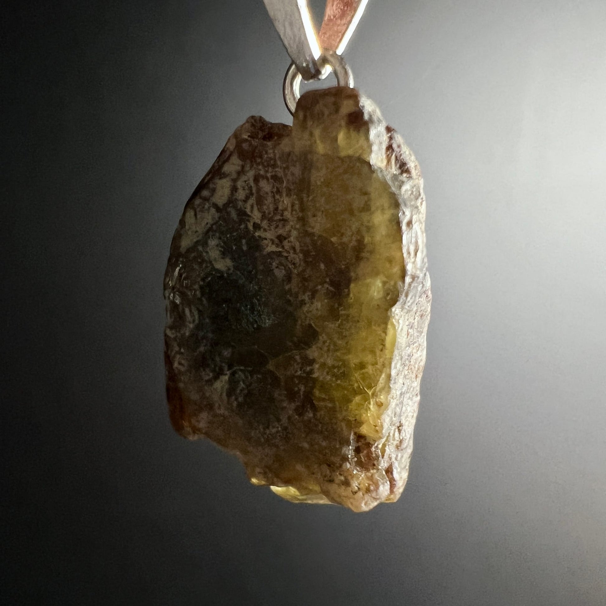 Sphen Rohkristall Anhänger, olivgrün-gelb mit weissgrauer Rinde, roh-organische Form, glänzender Kern sichtbar | Happy Minerals
