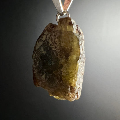Sphen Rohkristall Anhänger, olivgrün-gelb mit weissgrauer Rinde, roh-organische Form, glänzender Kern sichtbar | Happy Minerals