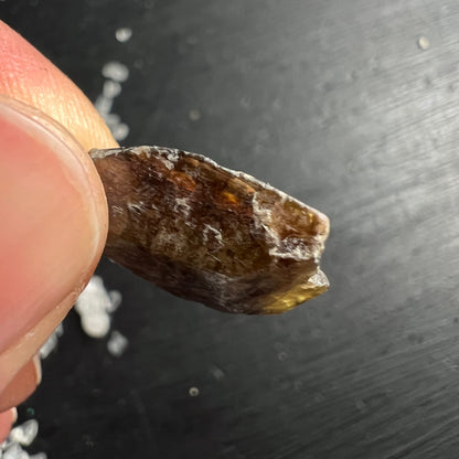 Sphen Rohkristall dunkelbraun-bernsteinfarben mit glasig-gelbem Spitzende, orangeroten Einschlüssen, rauer Oberfläche | Happy Minerals