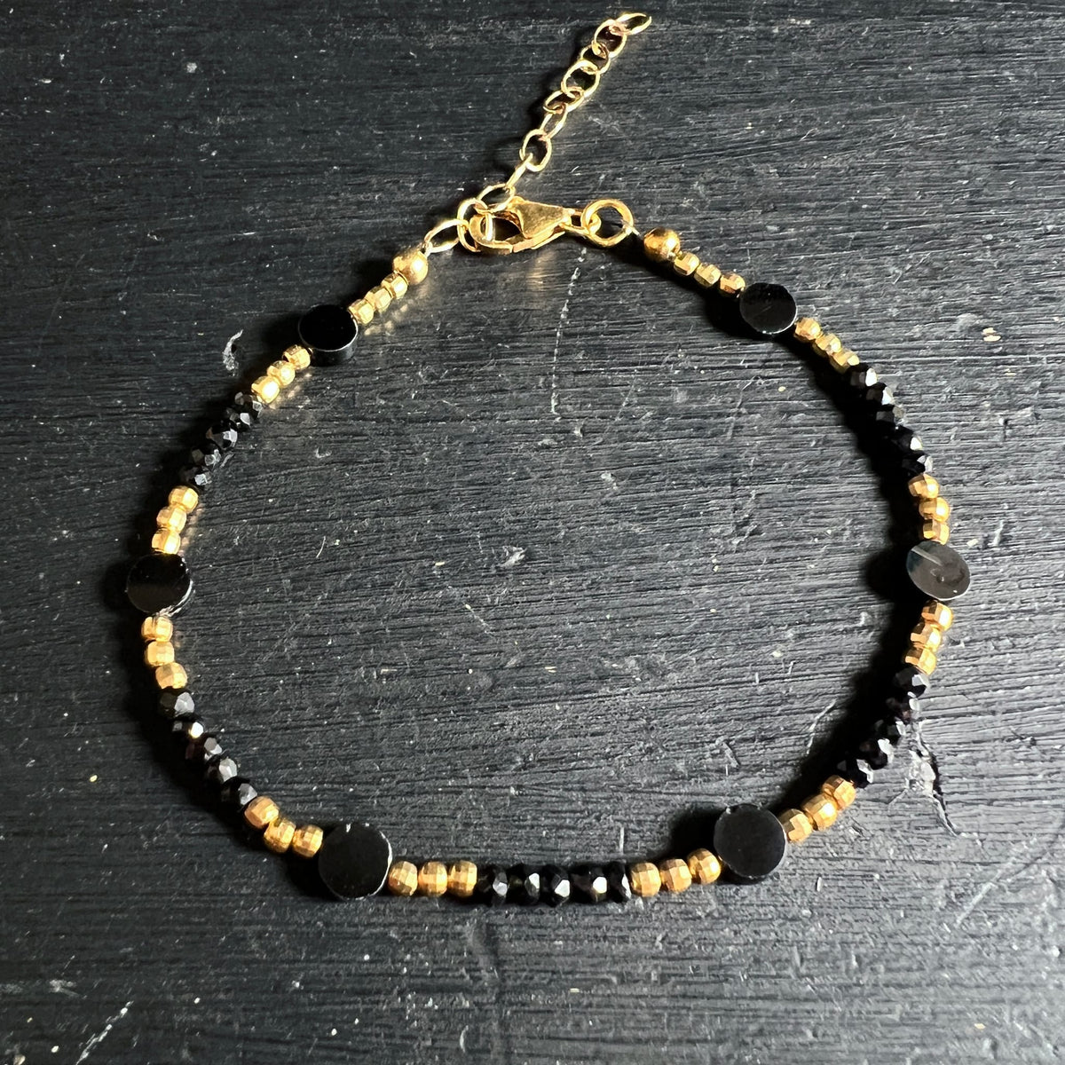 Spinell | Armband | facettiert | schwarz-gold | Perlen | Unikat | Happy Minerals