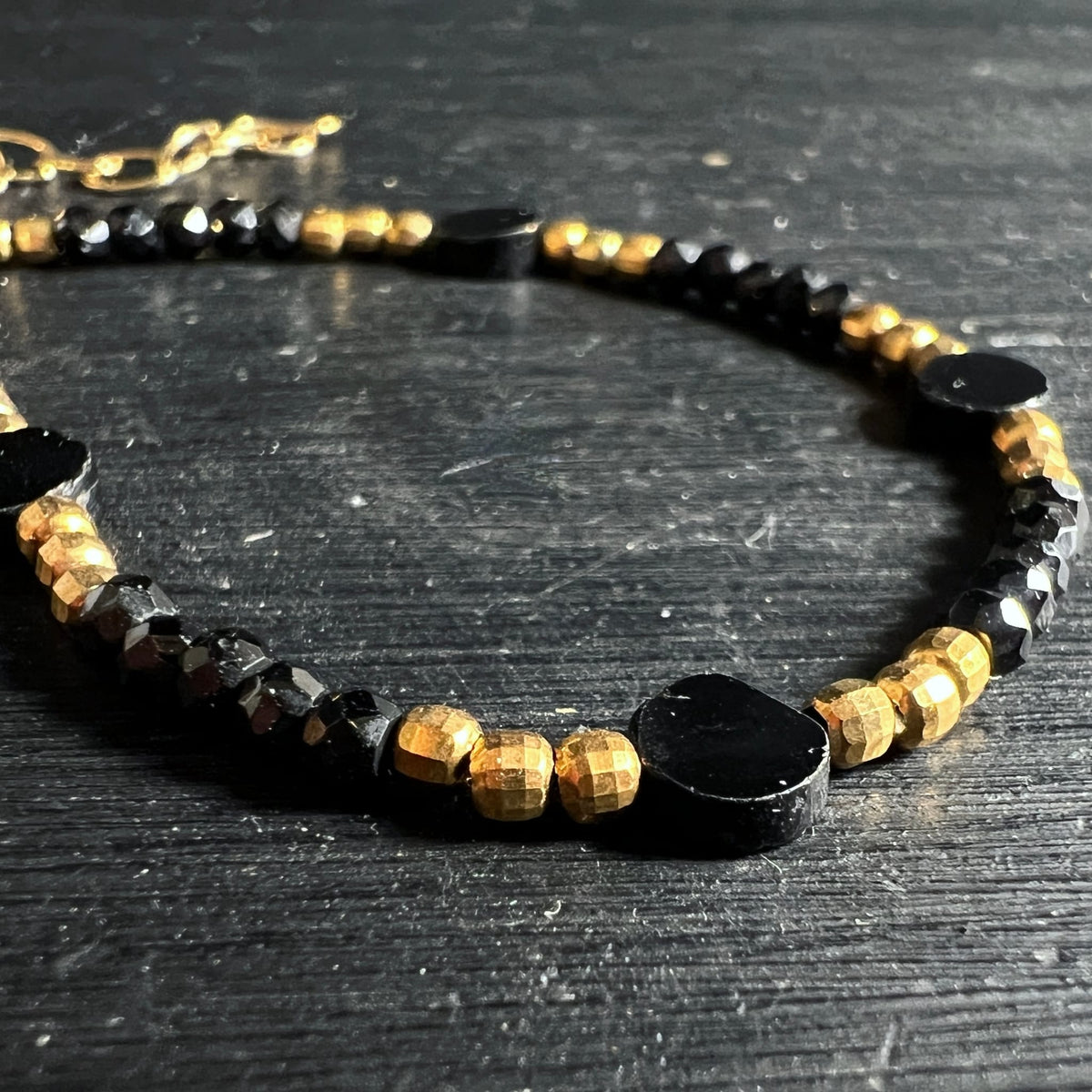 Spinell | Armband | Nahaufnahme | schwarz-gold | glänzend | Verschluss | Happy Minerals