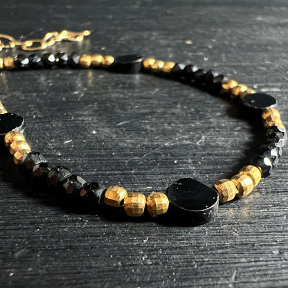 Spinell | Armband | Nahaufnahme | schwarz-gold | glänzend | Verschluss | Happy Minerals
