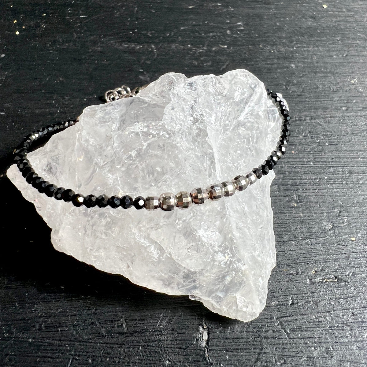 Spinell-Armband | drapiert | auf rohem | Bergkristall | glänzende Facetten | Happy Minerals