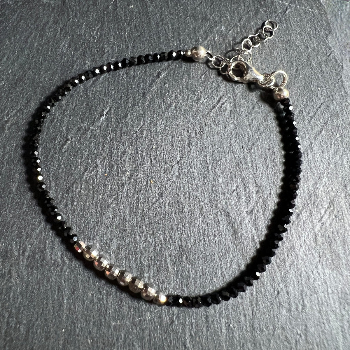 Detailansicht | Spinell-Armband | silberner Verschluss | auf dunklem Schiefer | funkelnde Facetten | Happy Minerals