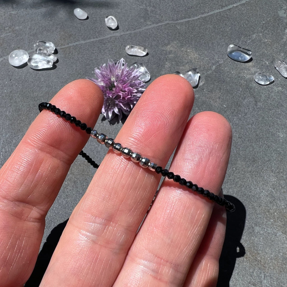 Funkelndes | Spinell-Armband | sterlingsilber | in Fingern gehalten | mit Blüte | und Bergkristallen | Happy Minerals