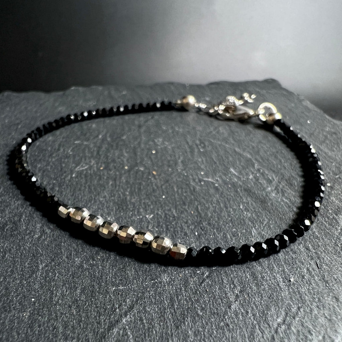 Spinell-Armband | auf Schiefer | mit dezentem | Lichtverlauf | elegant inszeniert | Happy Minerals